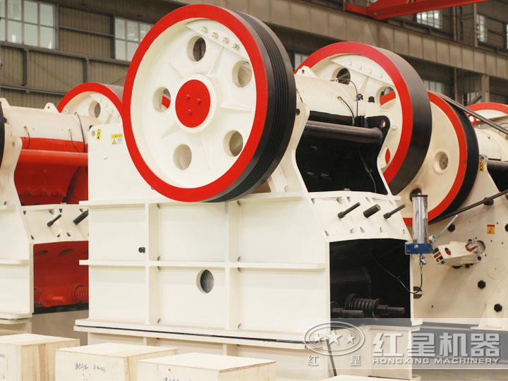 大型液壓鄂式破碎機，過載保護避免設(shè)備損壞