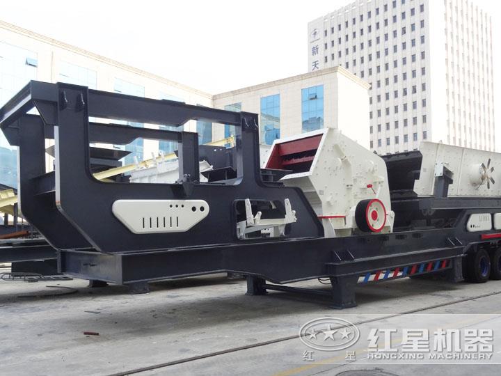 輪胎移動破碎站配反擊式破碎機，時產(chǎn)70-280t/h，具有整形作用
