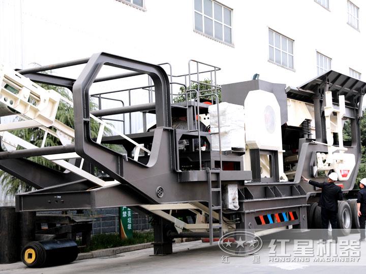輪胎移動破碎站配鄂式破碎機，時產(chǎn)50-500t/h