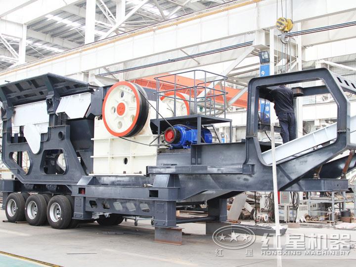 小型移動顎式破碎車集給料、破碎、傳輸為一體